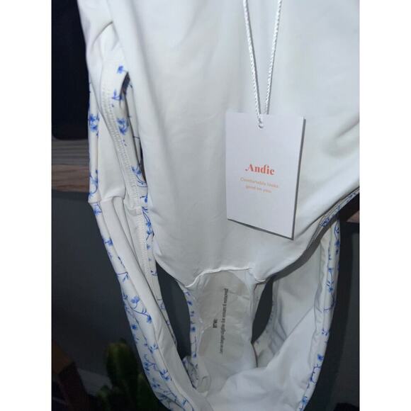 NWT Andie || The Symi Bikini Bottoms White w/ Blue Floral Pattern, Size XXL - Picture 4 of 7